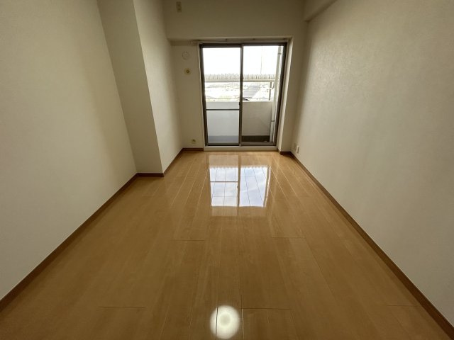 【洋室】 | アーサー新宮パークシティ バルセロナ | 7帖の洋室。広々としており採光も取れて明るいので主寝室におススメです