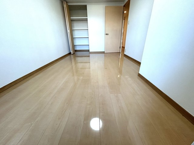 【洋室】 | アーサー新宮パークシティ バルセロナ | 各部屋にはクローゼットを完備しています！収納が多いお家はすっきりして快適空間です