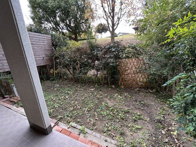 【庭】 | アーサー新宮パークシティ バルセロナ | 専用庭。テラスには洗濯物を干すこともできます。緑豊かでガーデニングも楽しめそうです