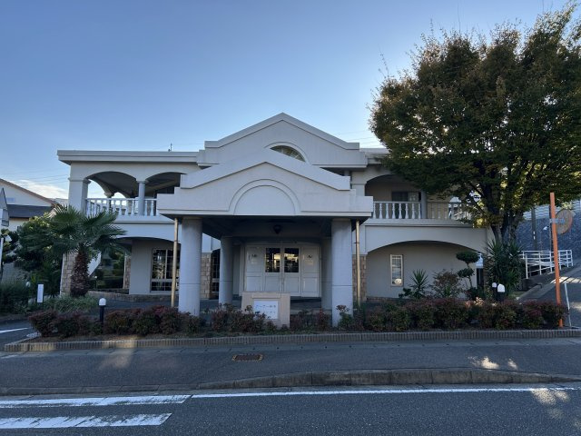 【外観】 | アーサー新宮パークシティ バルセロナ | 駅まで徒歩約12分でアクセスできます。駐車場に空きがあるのも嬉しいポイントです