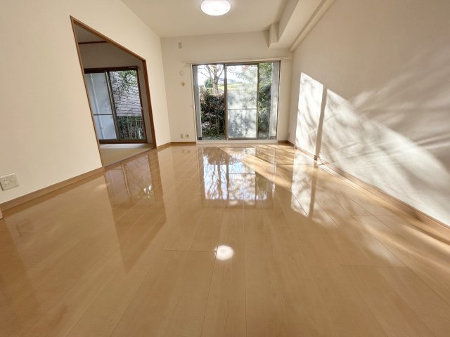 【居間・リビング】 | アーサー新宮パークシティ バルセロナ | LDK＋隣接和室の間仕切りを開放すればご家族みんながゆったりくつろげる広々リビングに