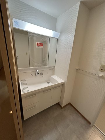 【独立洗面台】 | アーサー新宮パークシティ バルセロナ | 三面鏡裏収納付きの洗面台で、散らかりがちな洗面回りもすっきりと片付きます