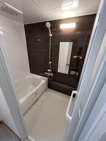 【浴室】 | アーサー新宮パークシティ バルセロナ | 広々とした浴室で一日の疲れもサッパリ洗い流せます！浴槽は足を伸ばしてゆったりおくつろぎ頂けます