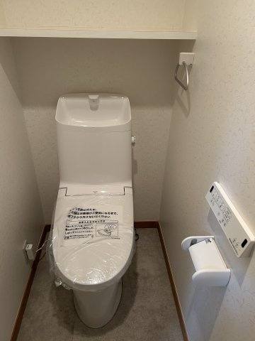 【トイレ】 | アーサー新宮パークシティ バルセロナ | 冬は便座も温水も温かく快適なシャワー付トイレ。上部には収納を設置◎