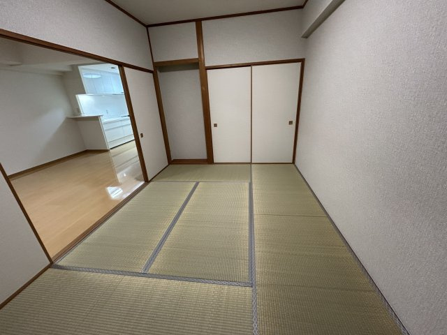 【和室】 | アーサー新宮パークシティ バルセロナ | リビングダイニングとつながった快適な和室のお部屋。様々な用途にお使いいただけます