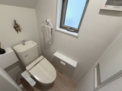 【トイレ】 | 泉大津市曽根町１丁目戸建 | １階のお手洗いになります！窓がございます！