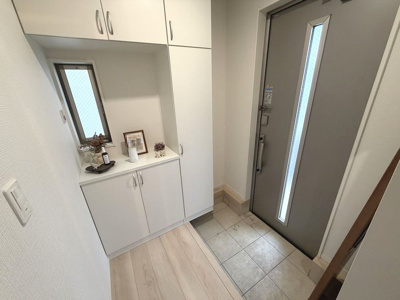 【玄関】 | 泉大津市曽根町１丁目戸建 | 備え付けシューズボックスに小物や鍵も置けますよ！