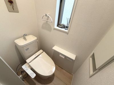 【トイレ】 | 泉大津市曽根町１丁目戸建 | ２階のお手洗いです！２階にもトイレがございます！