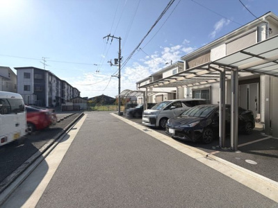 【前面道路含む現地写真】 | 泉大津市曽根町１丁目戸建 | 前面道路を含む外観です。前面道路北東側より撮影しました。