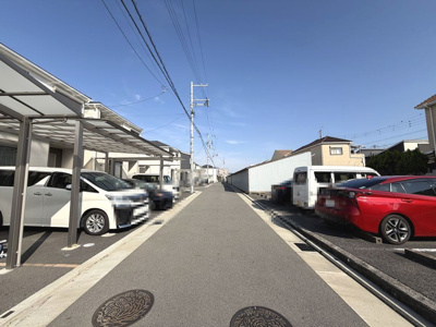 【前面道路含む現地写真】 | 泉大津市曽根町１丁目戸建 | 前面道路を含む外観です。前面道路南西側より撮影しました。