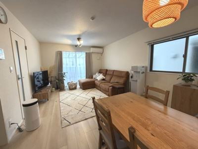 【居間・リビング】 | 泉大津市曽根町１丁目戸建 | １７帖！ゆったりリビングです！