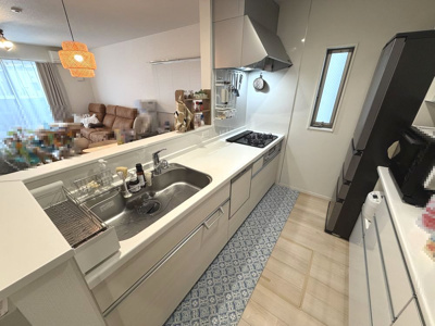 【キッチン】 | 泉大津市曽根町１丁目戸建 | カウンターキッチンでリビングも見渡せます！ガス３口システムキッチンです！