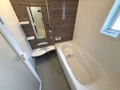 【浴室】 | 泉大津市曽根町１丁目戸建 | 浴室にも窓がございます！