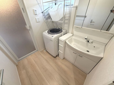 【脱衣所】 | 泉大津市曽根町１丁目戸建 | 独立洗面台！脱衣所もございます！こちらにも窓が！