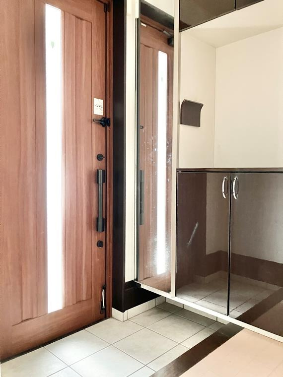 旭丘戸建の玄関