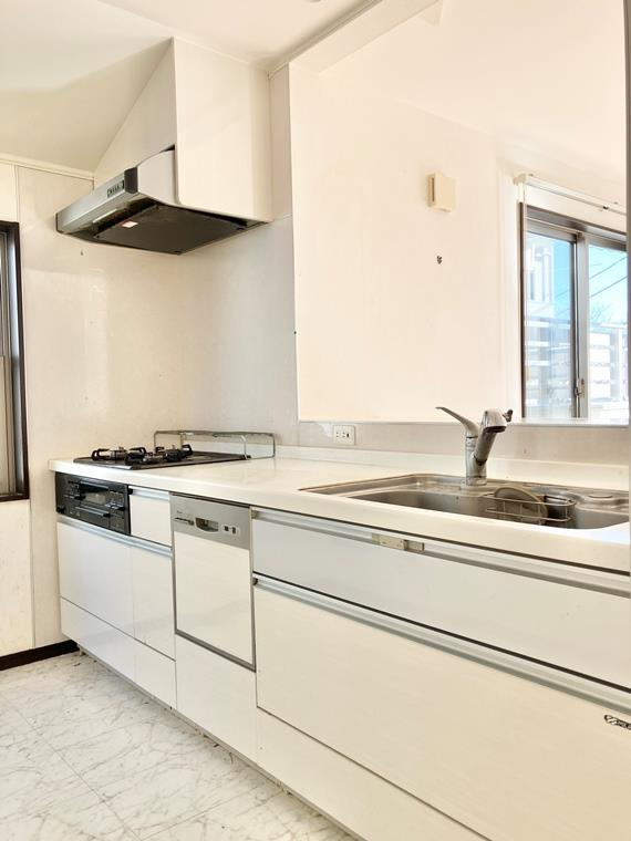 旭丘戸建のキッチン