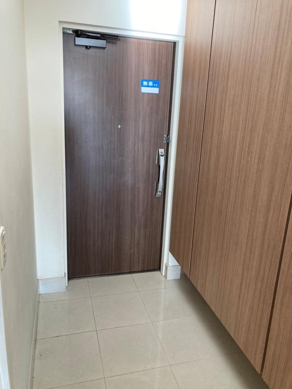 プラウド新浦安パームコートＣ棟の玄関