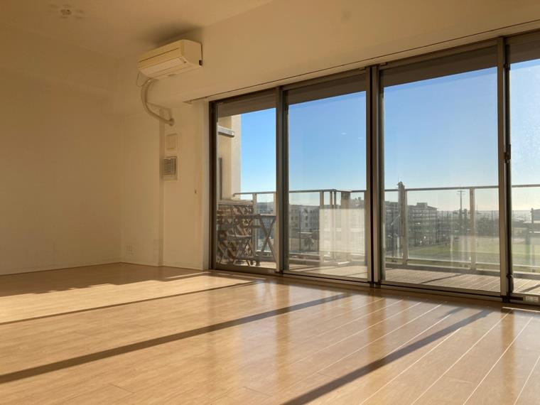 プラウド新浦安パームコートＣ棟の居間・リビング