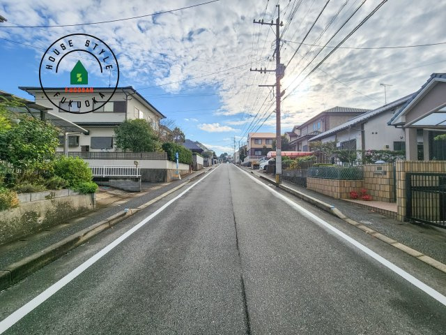 春日市平田台4丁目第1-1棟（1号棟）の前面道路含む現地写真|前面道路は閑静な住宅地をはしる車通りの少ない道路。お車の出し入れが苦手なママや小さなお子様にも安心ですね。しっかり舗装もされているので、ベビーカーや自転車で通っても快適に通行できます。