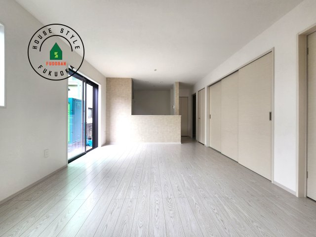 N・大野城市山田2丁目第1-2棟（1号棟）の内観：施工例|ご家族を近くに感じられる対面キッチンのLDK。会話もはずみそうですね。