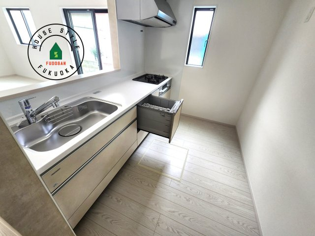 N・大野城市山田2丁目第1-2棟（1号棟）の内観：施工例|ダイニングテーブルへの配膳がラクラク、お料理はかどるカウンター付きシステムキッチン！