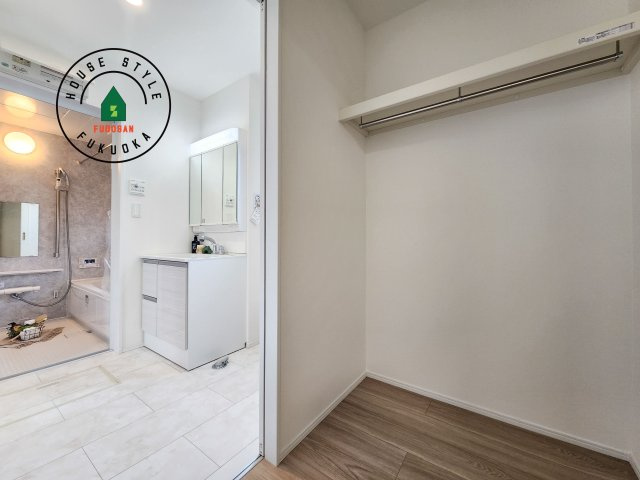 福岡市東区土井4丁目第1-2棟（A号棟）の脱衣所|ゆとりの洗面スペースで朝の身支度もスムーズに。暮らしを快適に変えるシャワー付洗面台です！