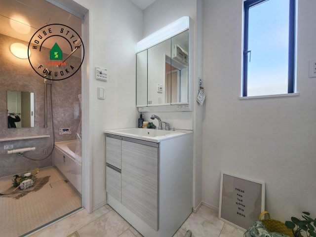 福岡市東区土井4丁目第1-2棟（A号棟）の独立洗面台|毎日使うものだから清潔な空間を保ちたい水回り。洗面にはそんな願いを解消させてくれる収納アイデアが満載です。三面鏡の裏側にはキャビネットが現れ小物から背の高い物まで収納できます。