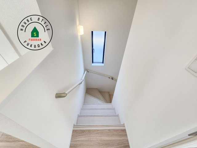 福岡市東区土井4丁目第1-2棟（A号棟）の内装|＜手すり付階段＞手すりがないと階段の昇り降りで危険なことはもちろん、壁に手をつきながら歩くことで壁紙が汚れやすくなります。すべての方に快適に昇り降りしていただくため、手すりを設置しました。