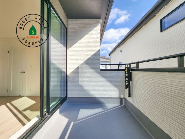 福岡市東区土井4丁目第1-2棟（A号棟）のバルコニー|風をしっかりと感じられるバルコニーでは、毎日が洗濯日和です。広々としているので洗濯も楽しくなるでしょうし、気分転換にバルコニーからの眺めを楽しむのもいいでしょう。