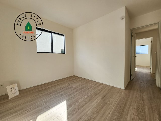 福岡市東区土井4丁目第1-2棟（A号棟）の洋室|柔らかい陽光が差し込む明るいお部屋を演出する設計。彩光の取れる窓が気持ちの良いお部屋を創り上げます。