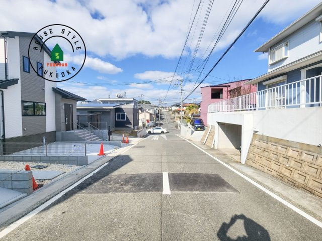 福岡市東区土井4丁目第1-2棟（A号棟）の前面道路含む現地写真|前面道路は閑静な住宅地をはしる車通りの少ない道路。お車の出し入れが苦手なママや小さなお子様にも安心ですね。しっかり舗装もされているので、ベビーカーや自転車で通っても快適に通行できます。