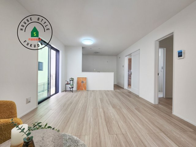 福岡市東区土井4丁目第1-2棟（A号棟）の居間・リビング|キッチンからリビングをしっかり確認できます。家族の笑顔があふれる空間になりそうですね。