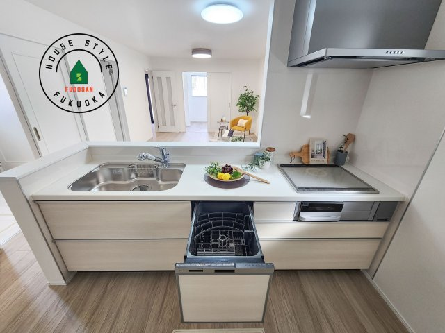 福岡市東区土井4丁目第1-2棟（A号棟）のキッチン|ご家族を近くに感じられる対面キッチンのLDK。会話もはずみそうですね。