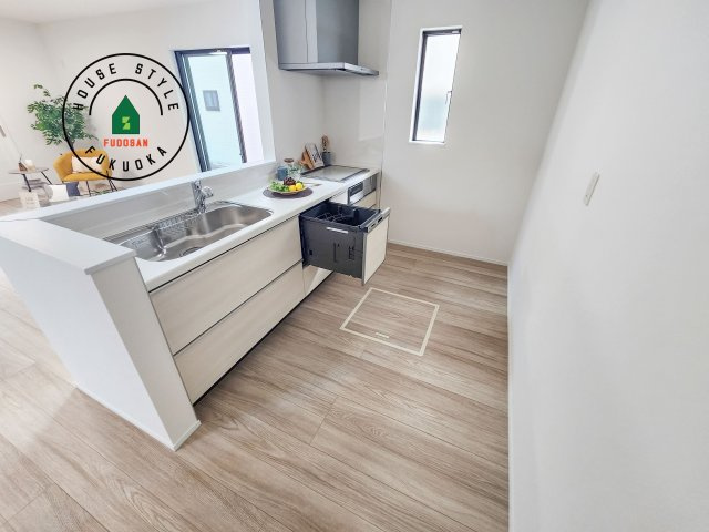 福岡市東区土井4丁目第1-2棟（A号棟）のキッチン|ダイニングテーブルへの配膳がラクラク、お料理はかどるカウンター付きシステムキッチン！