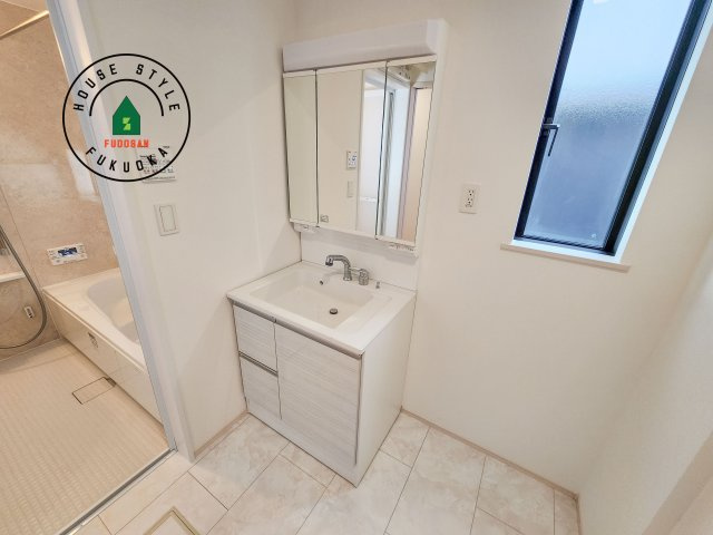 福岡市東区土井4丁目第1-2棟（B号棟）の独立洗面台|毎日使うものだから清潔な空間を保ちたい水回り。洗面にはそんな願いを解消させてくれる収納アイデアが満載です。三面鏡の裏側にはキャビネットが現れ小物から背の高い物まで収納できます。