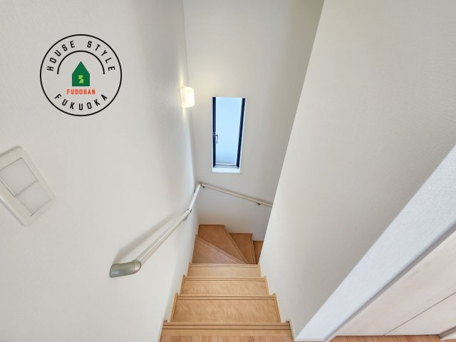 福岡市東区土井4丁目第1-2棟（B号棟）の内装|＜手すり付階段＞手すりがないと階段の昇り降りで危険なことはもちろん、壁に手をつきながら歩くことで壁紙が汚れやすくなります。すべての方に快適に昇り降りしていただくため、手すりを設置しました。