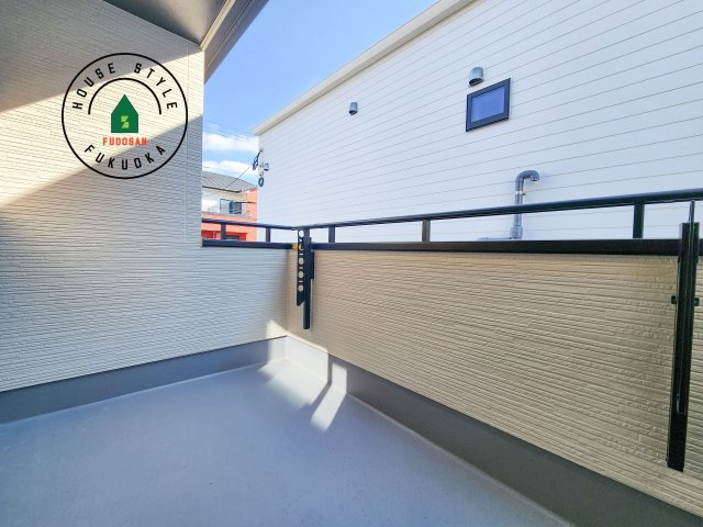 福岡市東区土井4丁目第1-2棟（B号棟）のバルコニー|風をしっかりと感じられるバルコニーでは、毎日が洗濯日和です。広々としているので洗濯も楽しくなるでしょうし、気分転換にバルコニーからの眺めを楽しむのもいいでしょう。