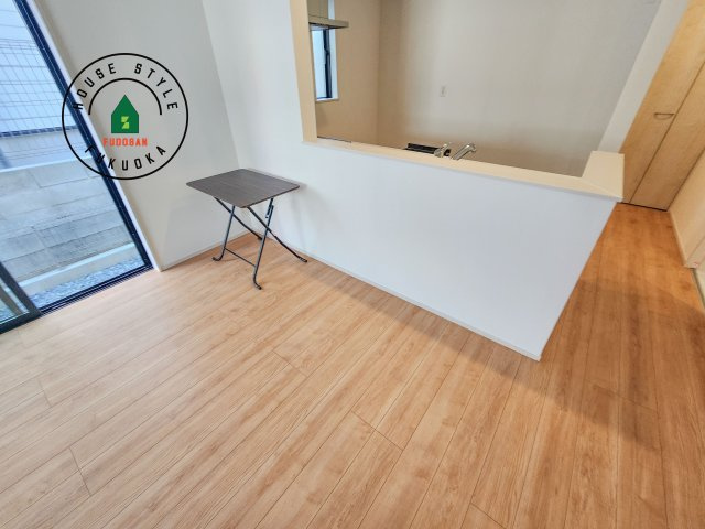 福岡市東区土井4丁目第1-2棟（B号棟）のダイニング|キッチンから立ち込める香りが今日の料理を期待させます。