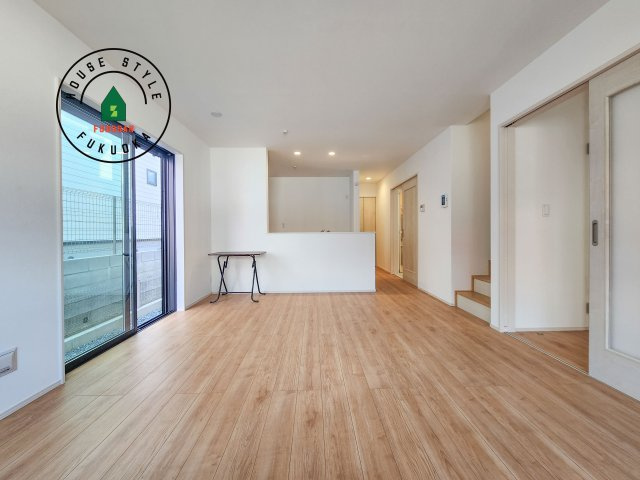 福岡市東区土井4丁目第1-2棟（B号棟）の居間・リビング|キッチンからリビングをしっかり確認できます。家族の笑顔があふれる空間になりそうですね。同社