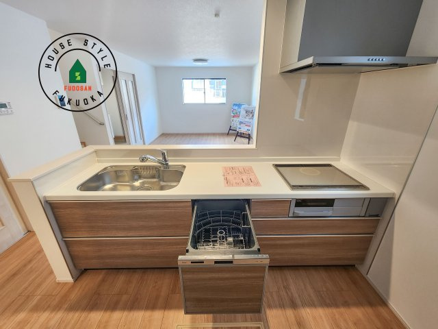 福岡市東区土井4丁目第1-2棟（B号棟）のキッチン|ご家族を近くに感じられる対面キッチンのLDK。会話もはずみそうですね。