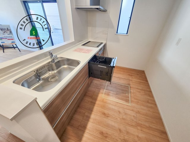 福岡市東区土井4丁目第1-2棟（B号棟）のキッチン|ダイニングテーブルへの配膳がラクラク、お料理はかどるカウンター付きシステムキッチン！