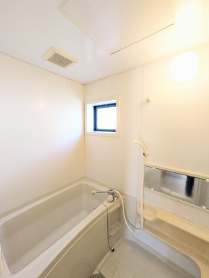 ☆窓付きで換気のしやすい浴室☆