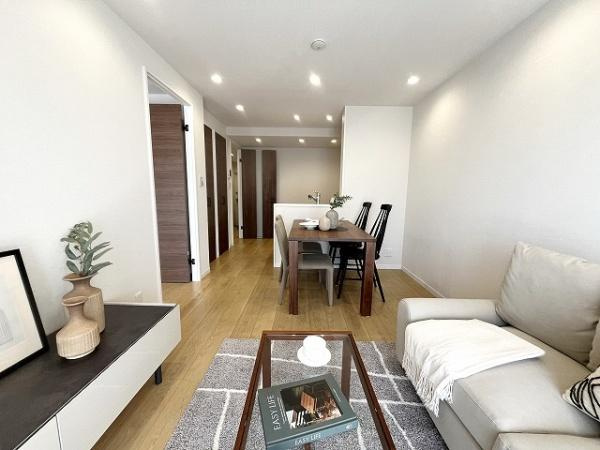 【居間・リビング】 | 祖師谷ヒミコマンション | みんなが集うLDKはあたたかい日差しが入り込み、自然と楽しい会話が弾む幸せな空間に♪
