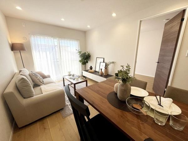 【居間・リビング】 | 祖師谷ヒミコマンション | 白が基調の清潔感のあるリビング