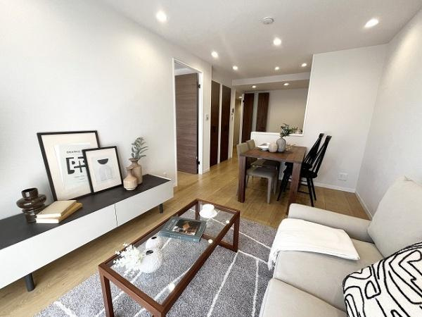 【居間・リビング】 | 祖師谷ヒミコマンション | みんなが集うLDKはあたたかい日差しが入り込み、自然と楽しい会話が弾む幸せな空間に♪
