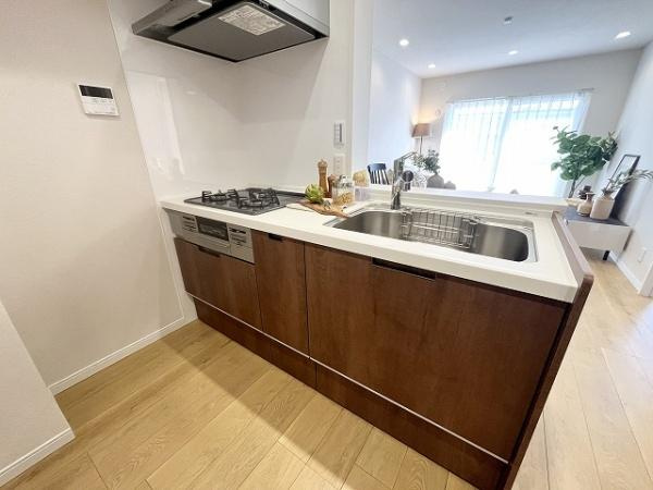 【キッチン】 | 祖師谷ヒミコマンション | キッチンスペースは広々しており、調理の効率が上がる３口コンロに、食洗器もついており、家事もはかどります♪