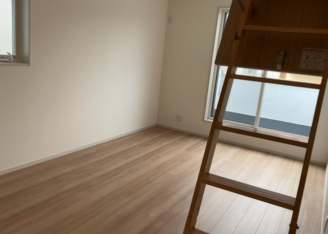 【洋室】 | 洋室のメリットは重い家具が置きやすく、身の回りが整理しやすいことです。 床がフローリングのため畳とは異なり凹みにくいです。 クローゼットなど収納が豊富で、普段使わない旅行カバンや服の整頓も簡単にです。