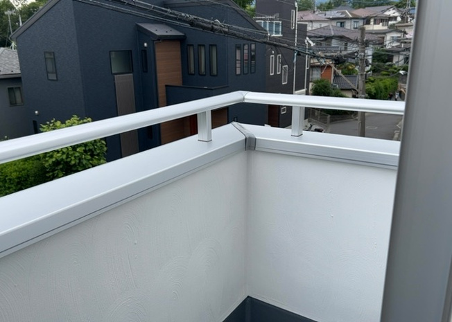 【バルコニー】 | バルコニーは、室外の専用スペースのうち、「屋根がなく開放された空間」であるものを指します。ベランダより広いタイプのものが多く、日当たりもよいため家庭菜園などを楽しみたい人にとって適した環境となります。