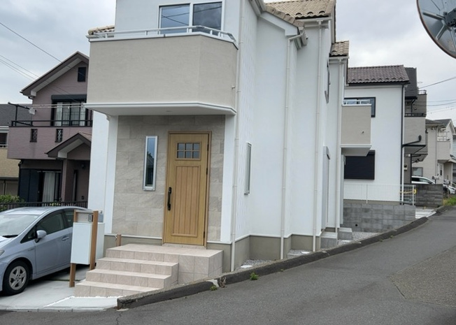 【構造・工法・仕様】 | 木造住宅とは土台、壁、柱など建築物の強度を支える構造体の材に木が使用されている構造を指します。構造体は建物の自重を支えるだけではなく風圧や水圧、積裁荷重などあらゆる衝撃に耐えるための基礎です。
