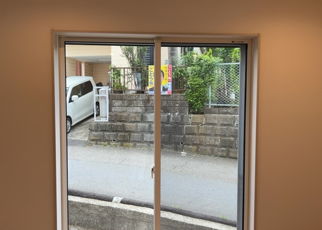 【内装】 | サッシとは、ガラス窓に使用される金属製の窓枠のことです。一般的に住宅建築では、金属製建具工事の段階で備え付けるもので、ガラス類や玄関、バスルームのスチール製のドアなどと同じタイミングで工事を行います。